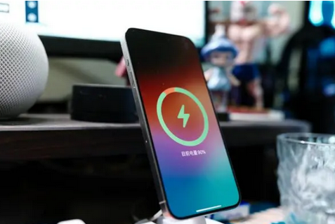 城步苹果15换屏服务分享用什么充电器给iPhone15充电更好 